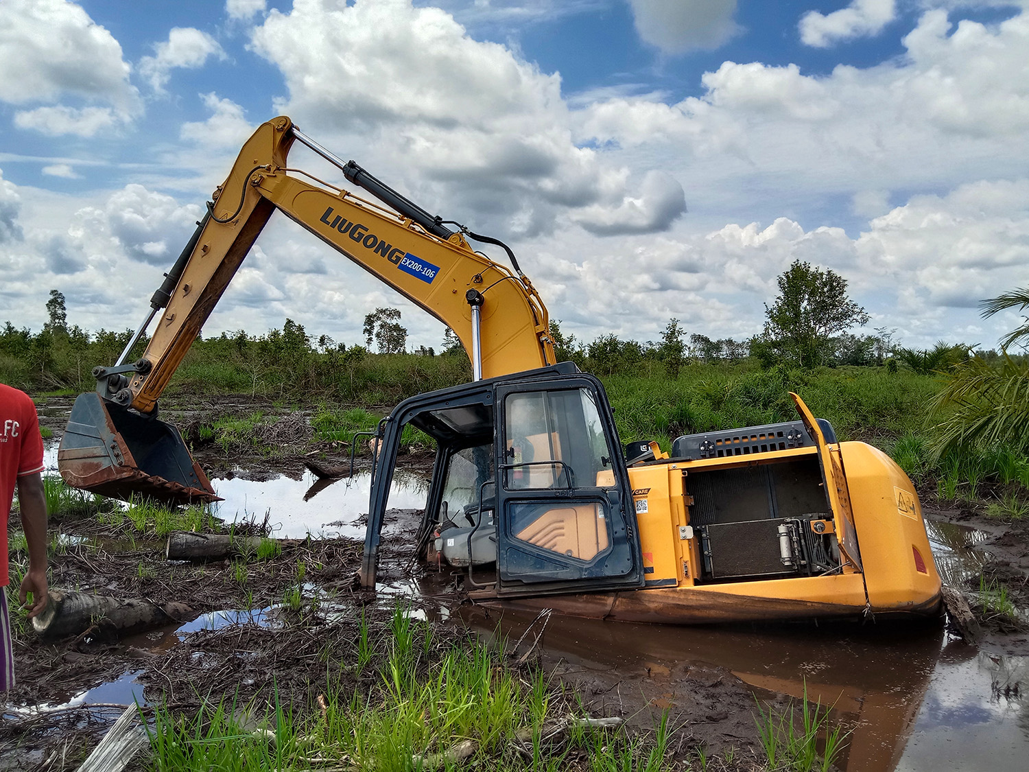 Eskavator yang tenggelam ke dalam tanah gambut di Desa Mantangai Hulu, Kabupaten Kapuas